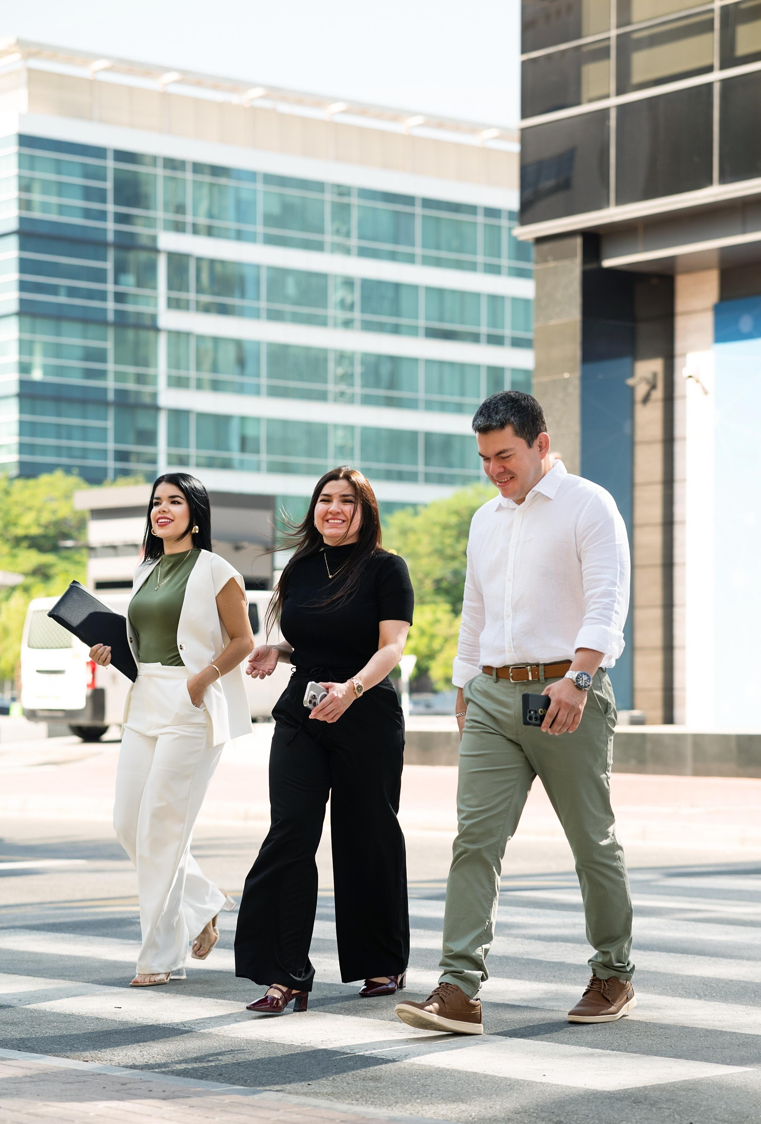 Personas caminando, foto completa del cuerpo